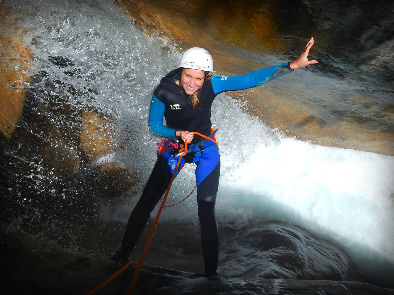 Descente en rappel dans le canyon de la Maglia avec le guide de canyoning