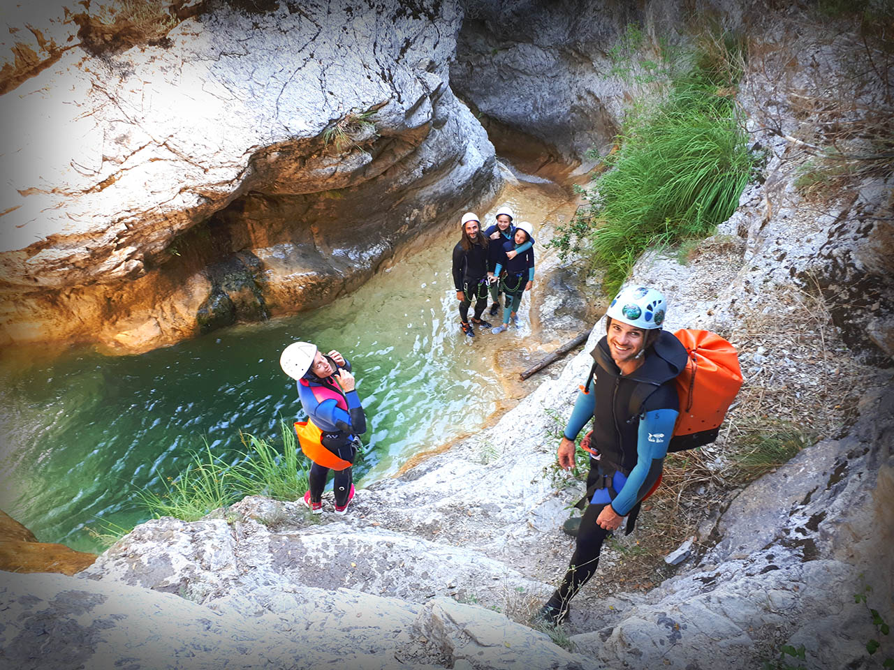 Photo de groupe dans le ruisseau Audin avec le guide au premier plan