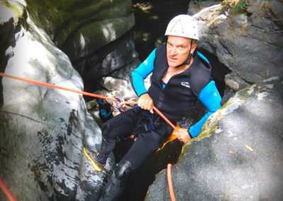 Rappel entre les rochers dans la Maglia