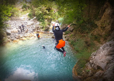 Maglia - Saut depuis une cascade