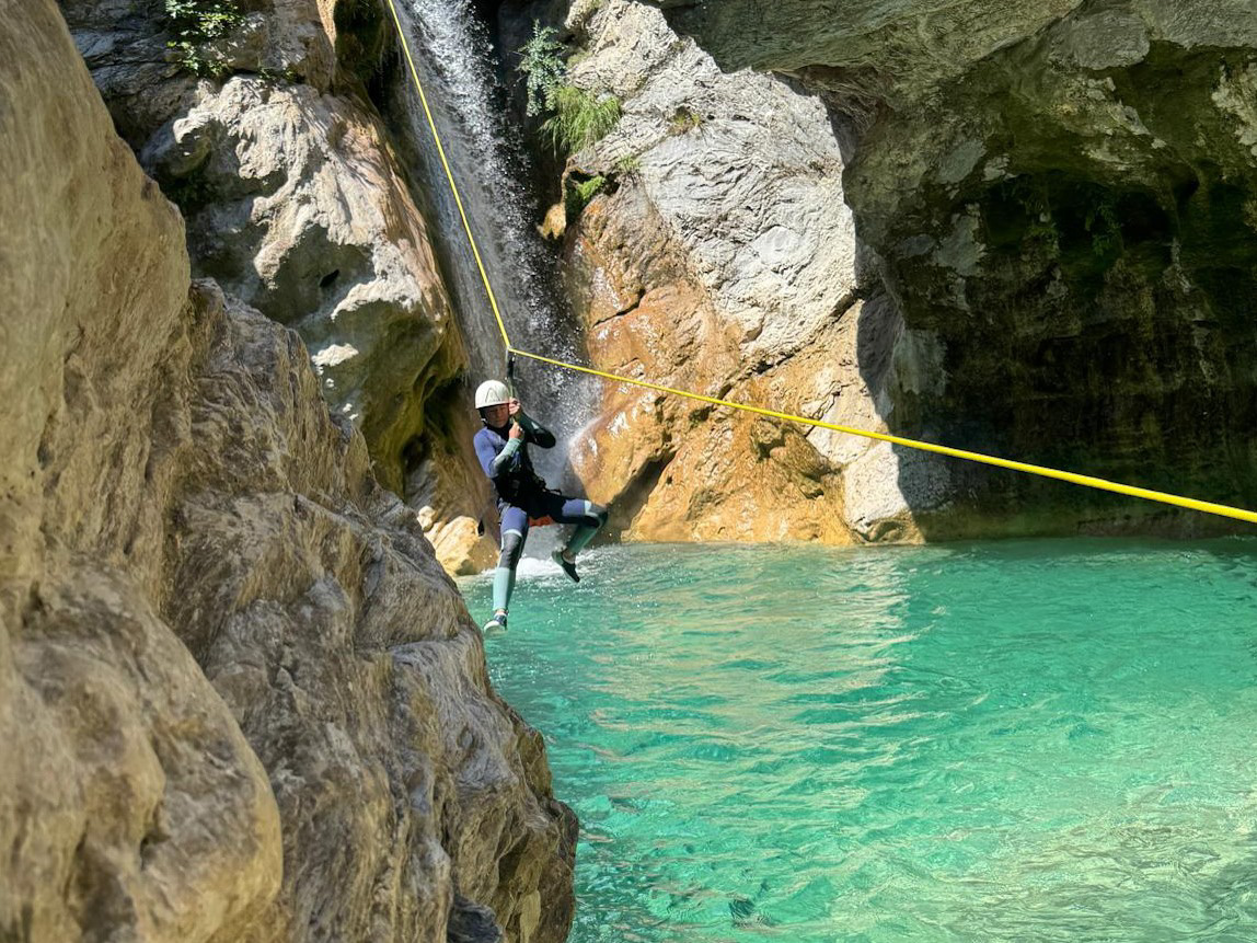 Photo de rappel dans le canyon de Morghé, affluent de la Maglia