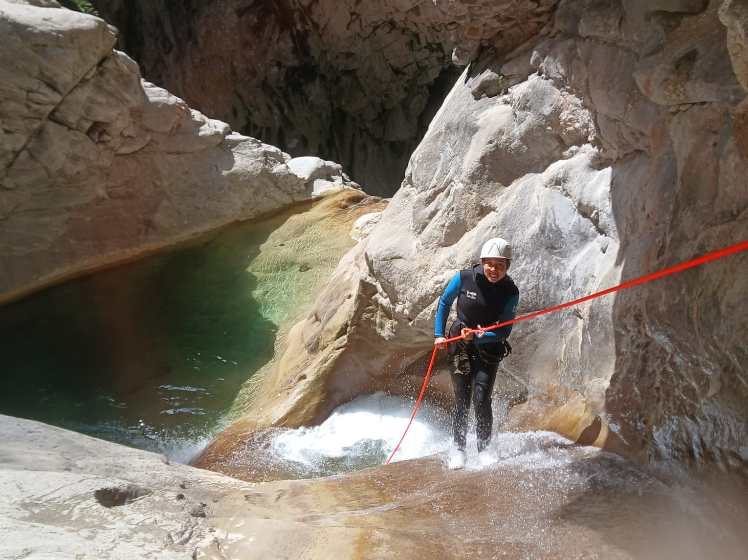 Photo de rappel dans le canyon de Morghé, affluent de la Maglia